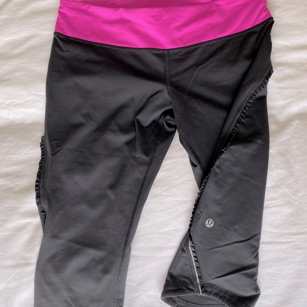 LULULEMON CROPPED RUFFLE DETAIL LEGGINGS